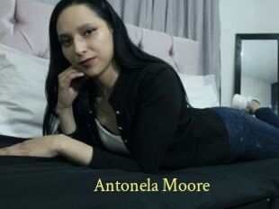 Antonela_Moore